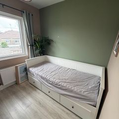 Day-bed w 3 drawers/2 mattresses