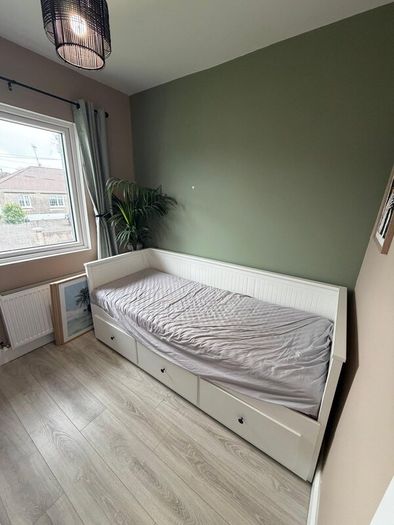 Day-bed w 3 drawers/2 mattresses