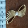 Vintage gold tone bow brooch. Image 4
