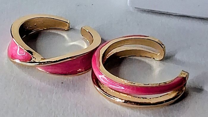 A Pair of Pink Oil Drip Rings with Open Ring & Twist Ribbon Ring