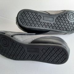 new flat black runners tag attached