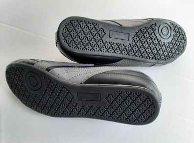 new flat black runners tag attached