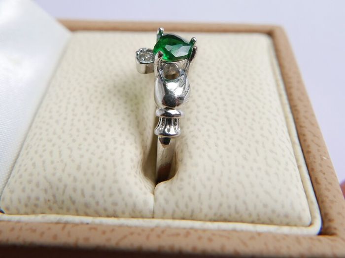 Vintage 925 Sterling Silver Claddagh Ring with Green Heart Stone size Q - 2,5g