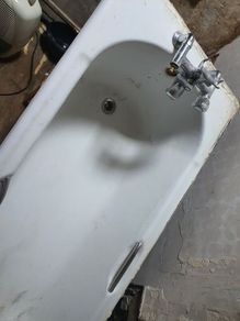 Cast iron Bathtub.