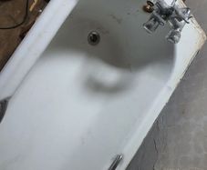 Cast iron Bathtub.