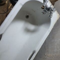 Cast iron Bathtub.