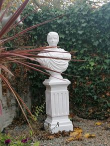 Bust on plint