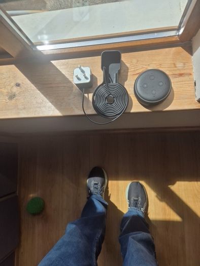 alexa echo dot - 3rd gen with holdee