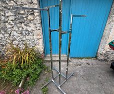 clothes hanging rail