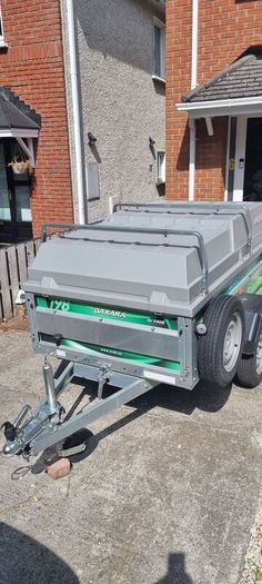 Erde Daxara 198 Trailer with lockable cover and roof bars