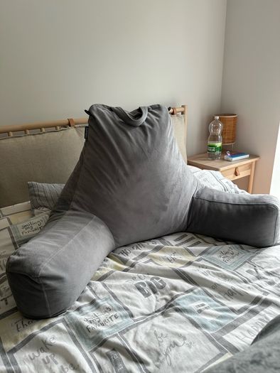 2 reading pillows
