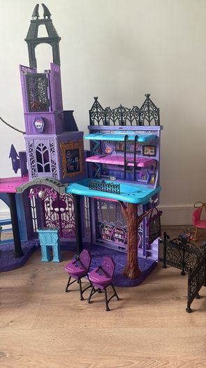 Monster high house with 5 dolls and all accessories