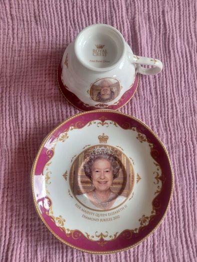 Queen Elizabeth II The Royal Crest, Tea & Saucer Set