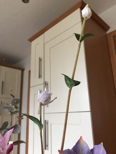Stunning vase with Silk Flowers (Flowers are from Arnotts so exceptional Quality)