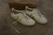 Veja V12 trainers