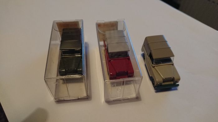 3 Land Rover model cars