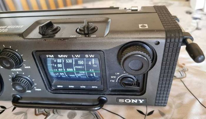 From 1976 Sony Radio ICF-6000L, Working good, tested.