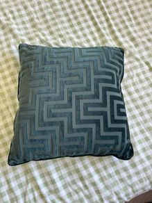 2x decorative pillows