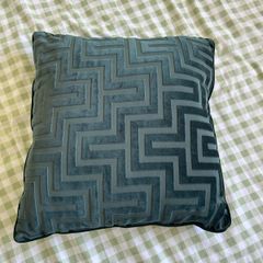 2x decorative pillows
