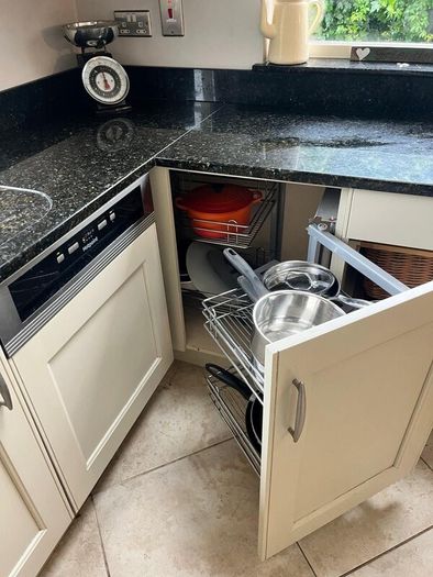 Kitchen, incl fridge, dish washer, gas cooker, fan