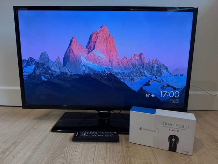 Samsung 32-Inch HD TV (Google Chromecast)