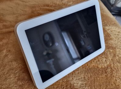 Amazon Echo Show 8 (1st Gen) White, Alexa Smart Display, with UK Adaptor