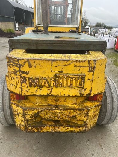 Rough terrain forklift