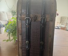 Vintage-style wooden wine gift box