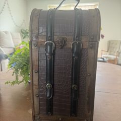Vintage-style wooden wine gift box