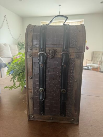 Vintage-style wooden wine gift box