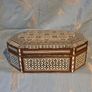 Octagonal inlaid wooden box with mother-of-pearl Image 4