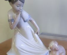 Lladro Girl & Her Puppy Pulling Her Dress Nao Excellent Condition Lovely