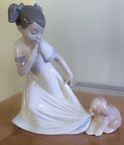 Lladro Girl & Her Puppy Pulling Her Dress Nao Excellent Condition Lovely