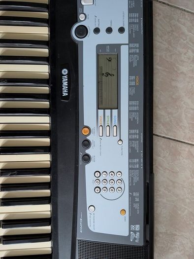 electric Yamaha keyboard