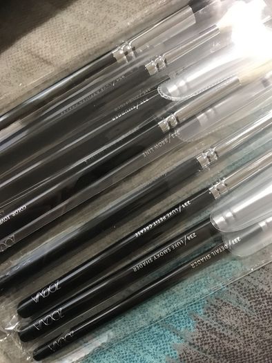 brand new 100% genuine Zoeva complete eye set 12 brushes + clutch