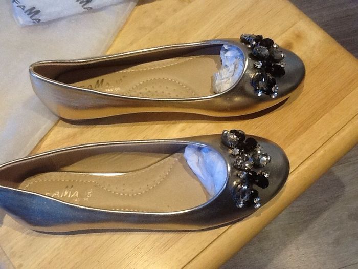 Ladies flat shoes