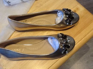 Ladies flat shoes