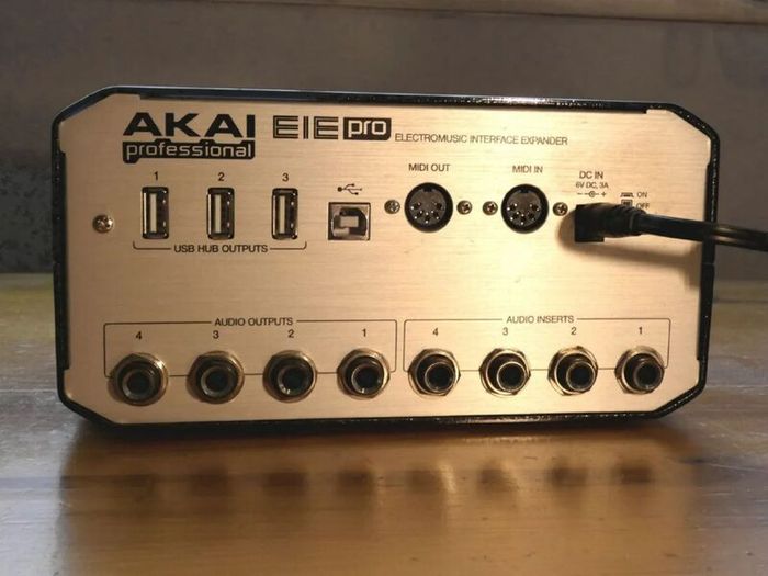 Akai eie pro Professional Audio/MIDI Interface with USB 2.0 Hub