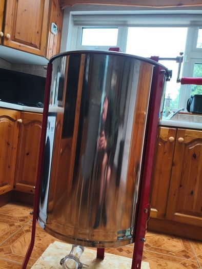 Honey extractor