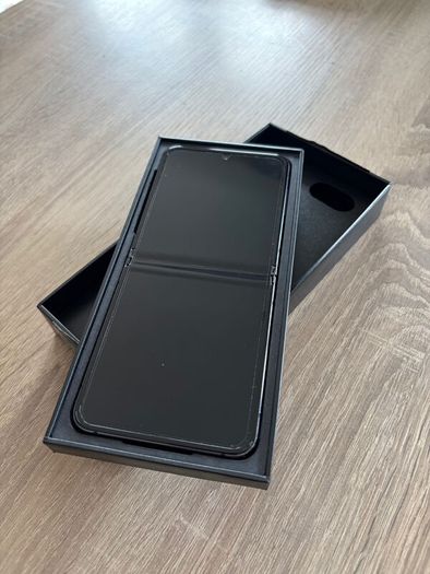 Samsung Galaxy Z Flip 5 256GB Dual SIM + eSIM | Mint Condition | Boxed