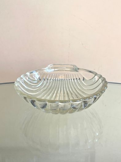 Set of 4 Vintage Pyrex Glass Shell Dishes Plates Bowls
