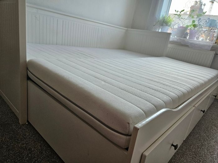 Double/single bed with storage