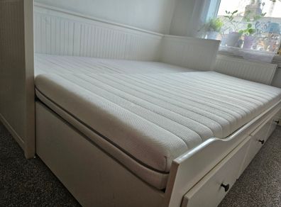 Double/single bed with storage