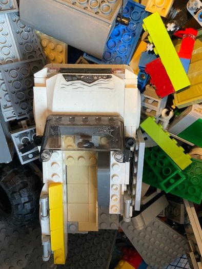 Lego - treasure chest of 5kg of Lego pieces.
