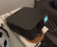 projector 720 dpi with good built in speakers