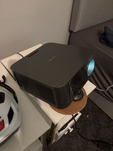 projector 720 dpi with good built in speakers
