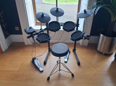Alesis Turbo Mesh Electric Drum Kit with amp