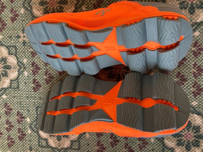 ON Cloudsurfer Runner / Size EU 39 UK 6