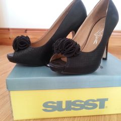 Peeptoe Ruffle Heels Size 4