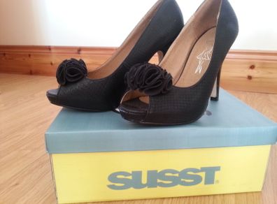 Peeptoe Ruffle Heels Size 4